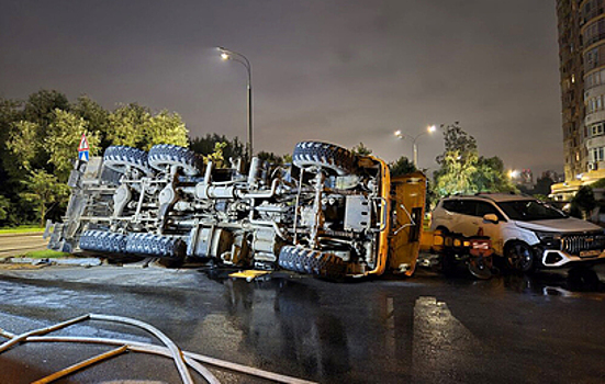 Строительный кран рухнул рядом с жилым домом на Мичуринском проспекте