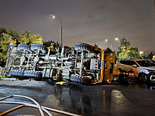 Строительный кран рухнул рядом с жилым домом на Мичуринском проспекте