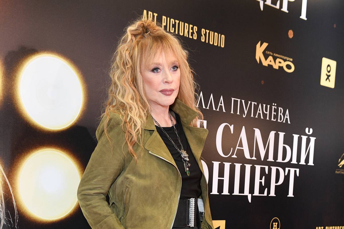 Врач перечислил возможные диагнозы Пугачевой, опирающейся на трость