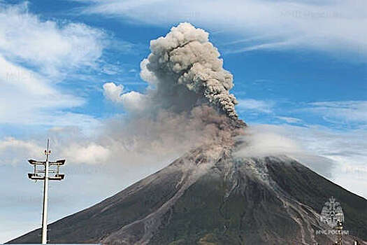 МЧС: на курильском вулкане Эбеко зафиксировали пепловый выброс высотой 2 км