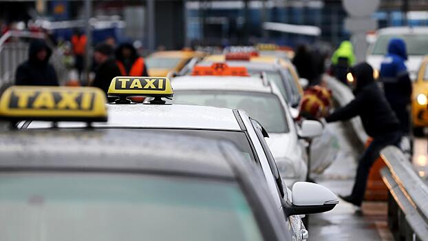 Таксисты украли у москвичей два миллиона рублей