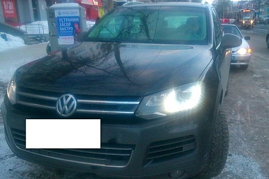 В Екатеринбурге водитель Volkswagen сбил на светофоре школьника