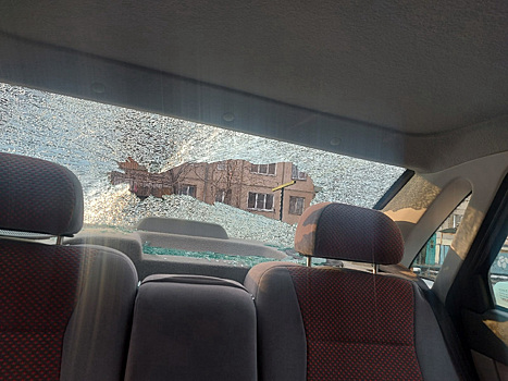 В Магнитогорске водитель джипа расстрелял автомобиль на светофоре