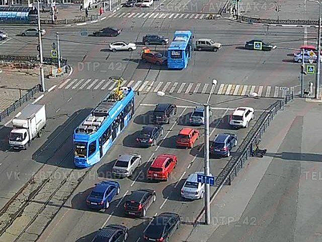 ДТП с участием автобуса и автомобиля произошло на перекрестке в центре Новокузнецка