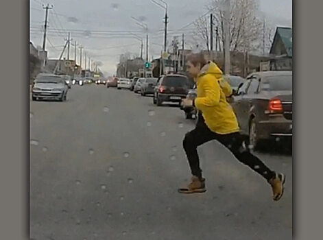 В Балакове подросток выбежал на дорогу и едва не угодил под машину