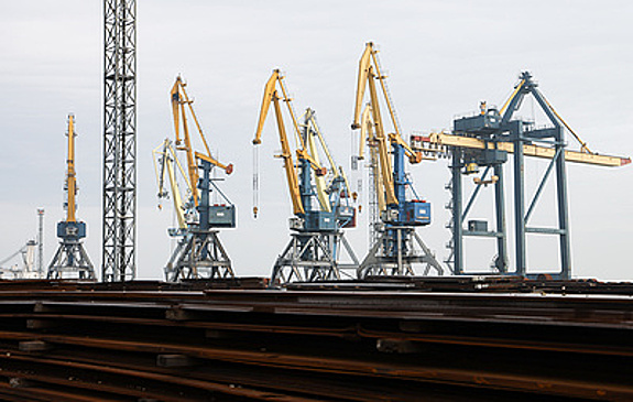 В районе морского порта Мариуполя предположительно сработала система ПВО