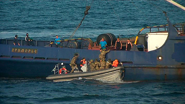 Пограничники РФ и Кореи отбили судно у «террористов»