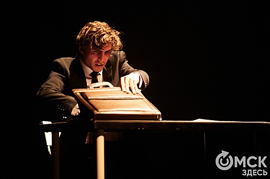 В Омске пройдёт благотворительный показ спектакля про офисного клерка с ОКР