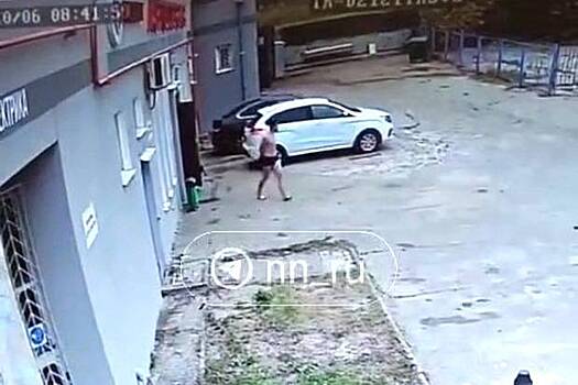 Полуголый россиянин в наручниках сбежал с поста ДПС и попал на видео