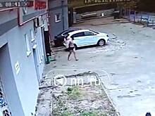 Полуголый россиянин в наручниках сбежал с поста ДПС и попал на видео