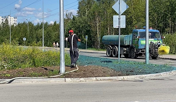 В Нижневартовске у больницы-долгостроя стелют «жидкий газон»