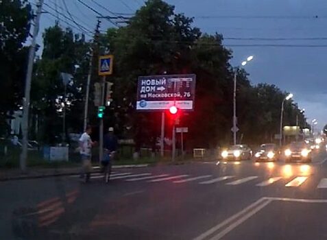 В Орле переход не поделили велосипедист и пешеход