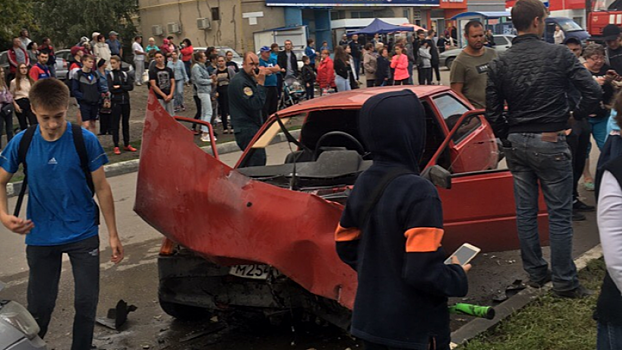 В Заводском районе в серьезном ДТП разбился отечественный автомобиль
