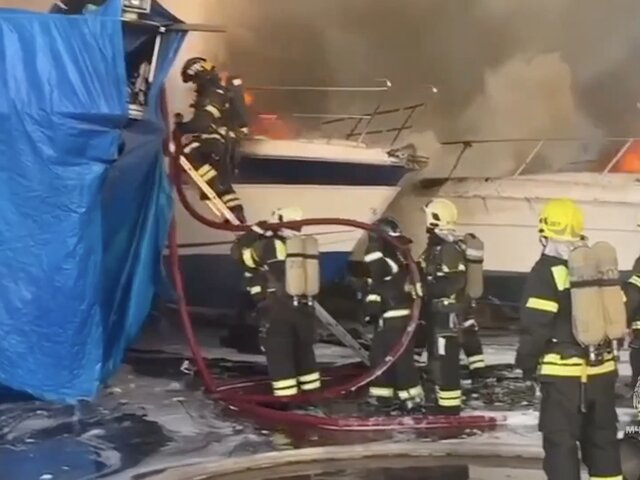 Один человек пострадал при возгорании катеров на берегу Москвы-реки