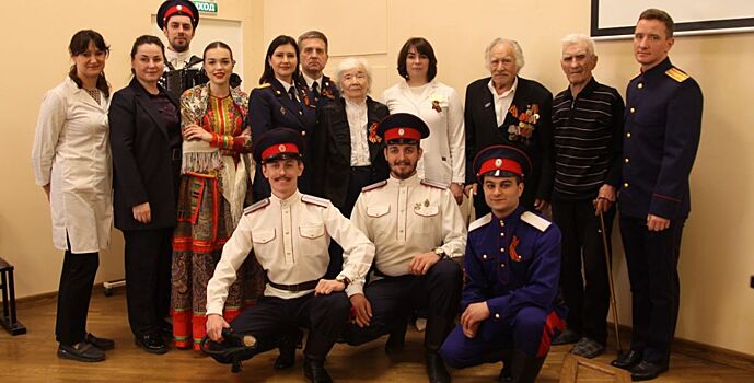 В Ростове следователи СКР подарили ветеранам праздничный концерт
