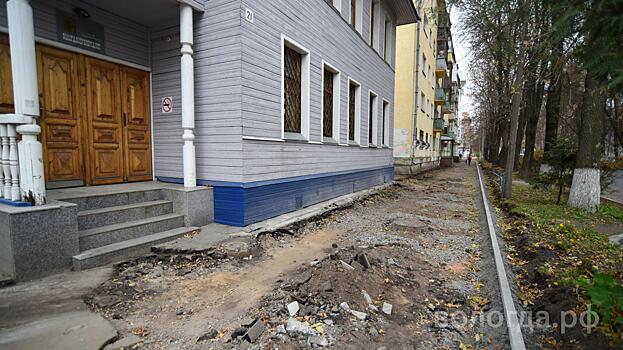 Общественники проверяют, как идет ремонт тротуаров в Вологде