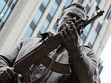 Автор памятника Калашникову ответил на критику Макаревича