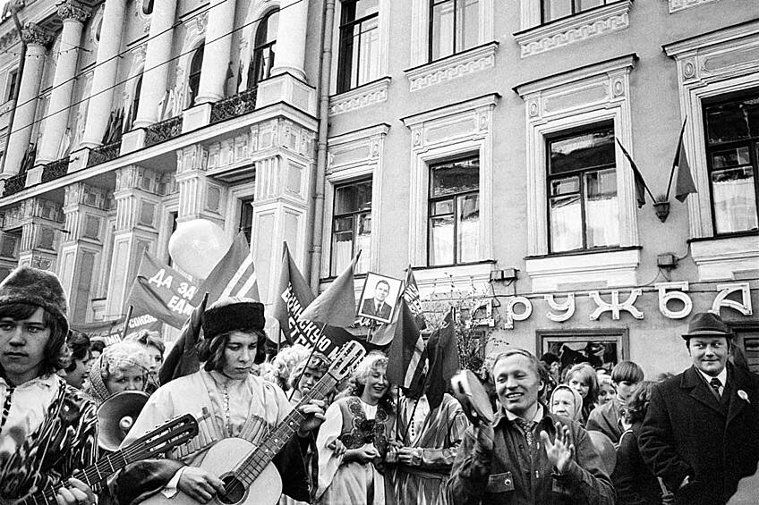 Митинг коммунистов в Ленинграде. "Маша всегда была заинтересована душами ее соотечественников: сочетанием вездесущей черствости с внутренней любовью и теплом".