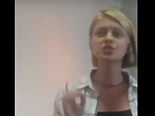 «Положи микрофон и не позорься»: Леся Рябцева обматерила омского рекламщика во время его выступления