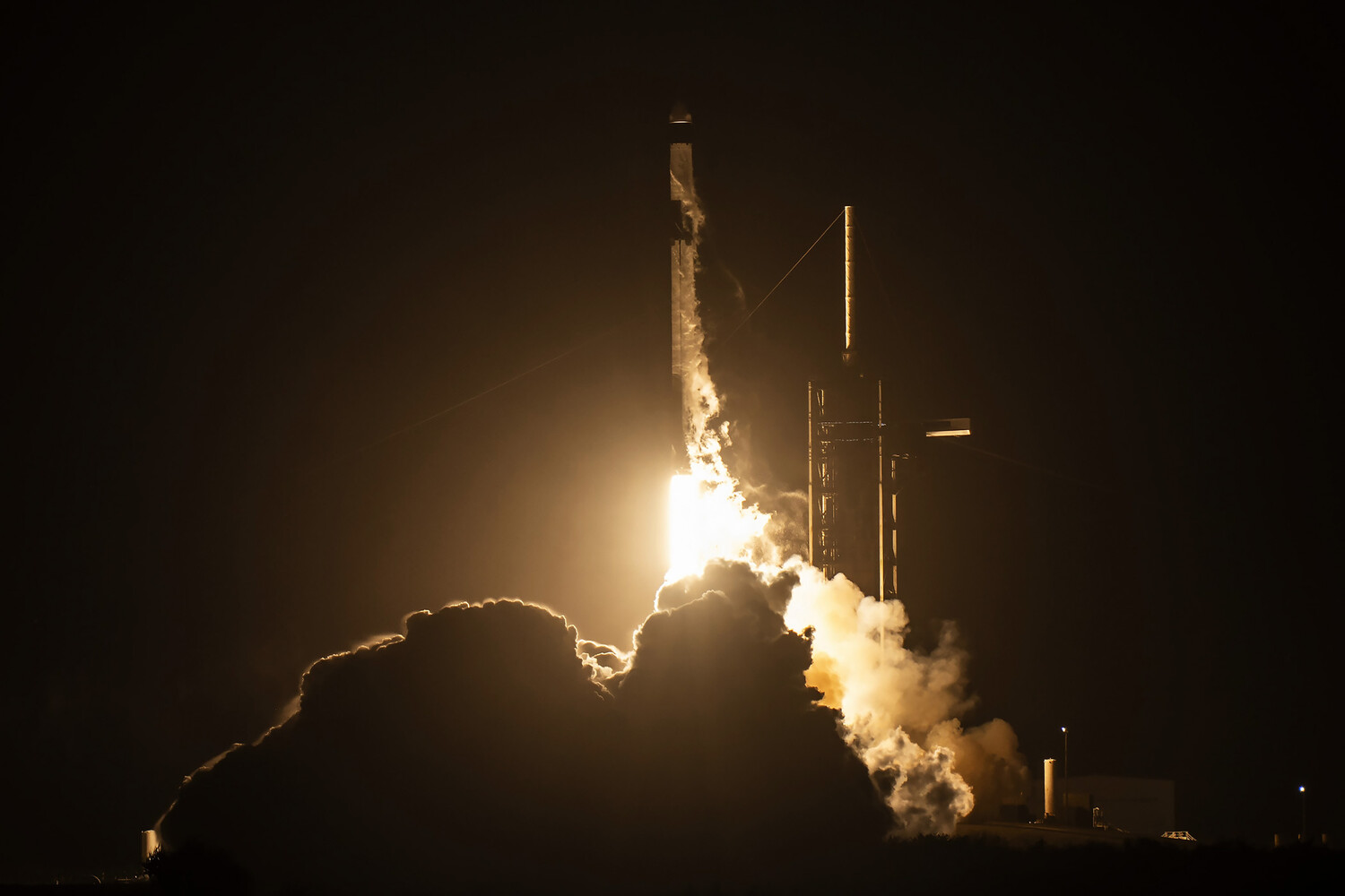 NASA: космический корабль Cargo Dragon вышел на орбиту и взял курс на МКС