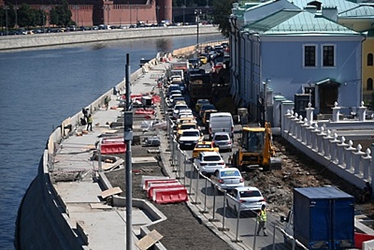 Асфальт уложили на улицах острова Балчуг в Москве