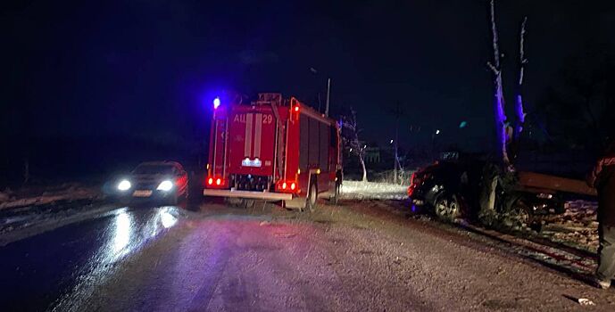 Автомобиль врезался в опору ЛЭП в Новочеркасске