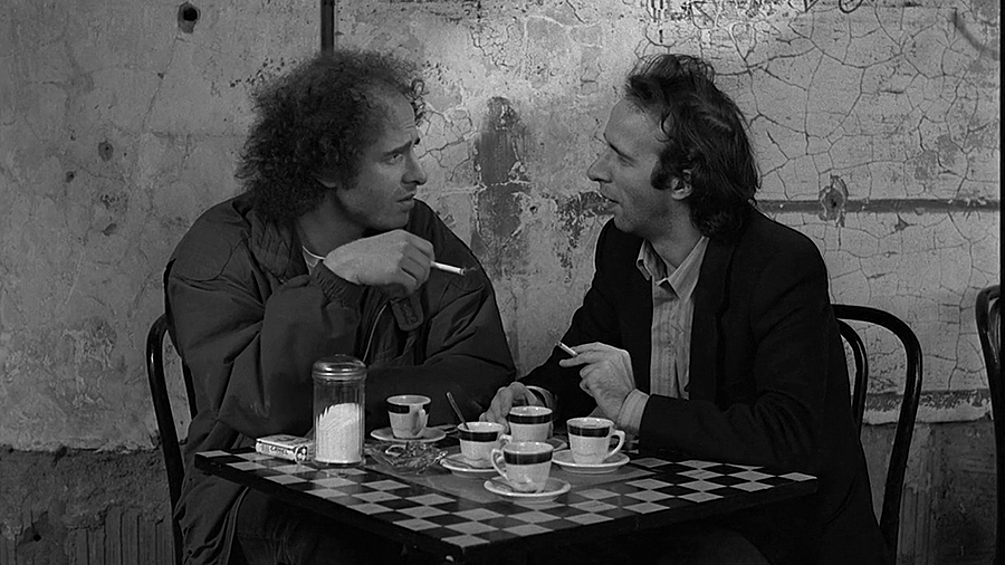 Над фильмом "Кофе и сигареты" Джим Джармуш работал целых семнадцать лет. В ходе фильма герои обсуждают философские проблемы и бытовые неурядицы за чашечкой эспрессо, кружкой капучино или под американо из френч-пресса. 