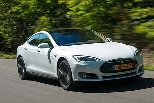 Tesla Motors обновила автопилот у тысячи электрокаров