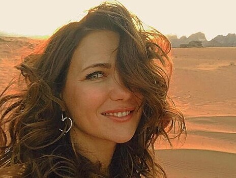 Климова кардинально сменила имидж и предстала с длинными бордовым прядями