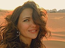 Климова кардинально сменила имидж и предстала с длинными бордовым прядями