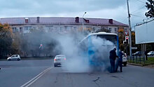 В Омске на ходу загорелся автобус