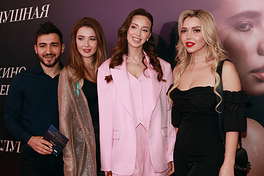 Модель Костенко снялась в розовом костюме спустя месяц после повторной пластики