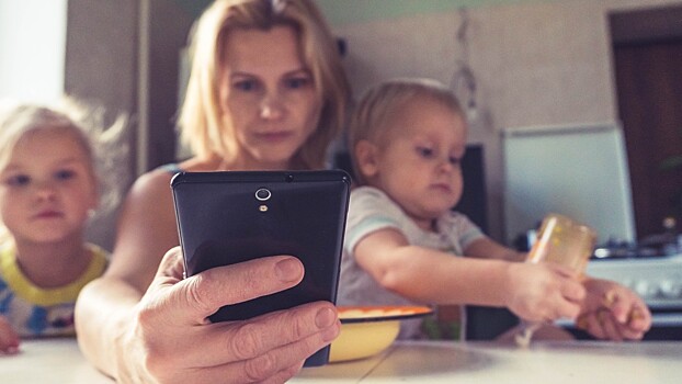 Как телефонные привычки родителя влияют на развитие речи ребенка