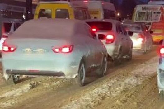 Ростов сковало в девятибалльных пробках в день первого снега