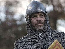 Крис Пайн проходит сквозь огонь и воду в новом трейлере "Короля вне закона"