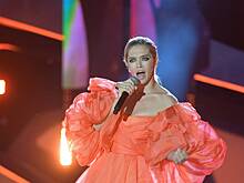 Вера Брежнева прогулялась под дождем в мини-платье