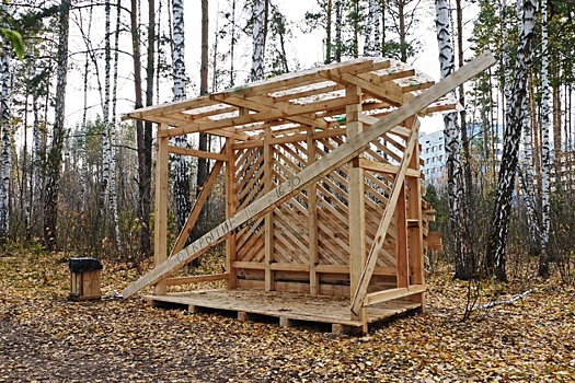 В Академгородке исчезла остановка-беседка в лесу: её убрали из-за мусора