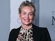 В майке-«алкоголичке» и без прикрас: Шэрон Стоун не узнали на обложке глянца