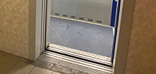 Створки дверей грузового лифта отрегулировали в доме на Полбина