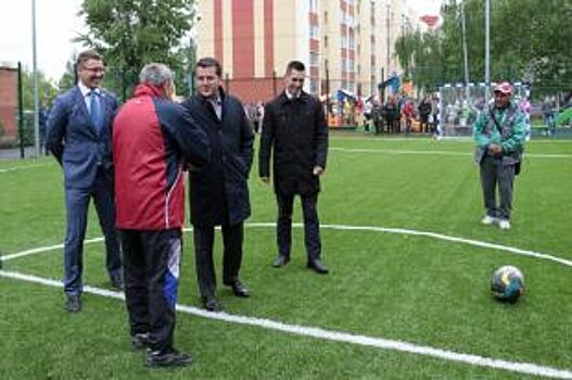 В Казани у клуба «Энергетик» оборудовали футбольное поле и детскую площадку