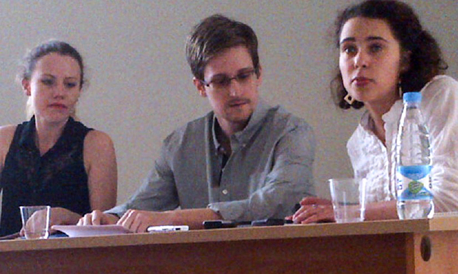 Бывший сотрудник ЦРУ Эдвард Сноуден во время встречи с представителями правозащитных организаций в аэропорту "Шереметьево", 2013 год