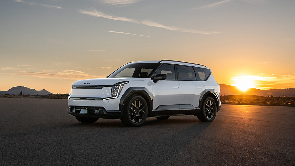 Электрический кроссовер Kia EV9 получил новую флагманскую версию Nightfall Edition. Особенностью модификации стал чёрный декор кузова и салона, а также режим Boost, который кратковременно увеличивает крутящий момент.