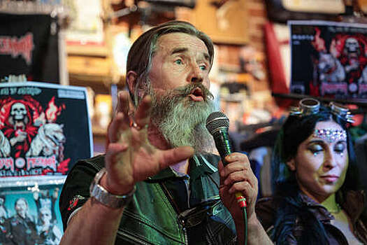 Лидер "Коррозии металла" Троицкий сообщил о своем задержании за фальшивые деньги