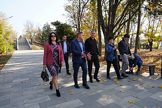 Депутаты донского парламента посетили будущие парки в Недвиговке, Самбеке и Таганроге