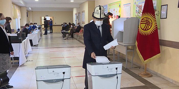 ЦИК: Явка на выборах в Кыргызстане за два часа голосования составила почти 3%