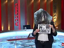 Грузинские журналисты выходят в эфир с мешками на головах в знак протеста