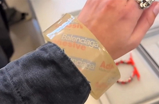 Balenciaga создала браслет, который выглядит как скотч