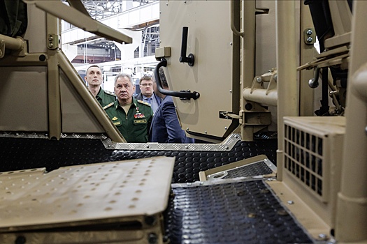 Шойгу проинспектировал в Арзамасе завод, где для военных собирают бронеавтомобили "Тигр"
