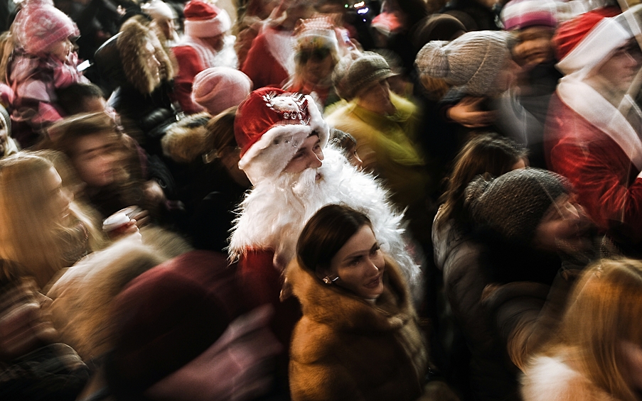 Также в рамках необычного парада организован флешмоб "Обними Деда Мороза" - каждый желающий может подойти и обнять главного новогоднего персонажа.