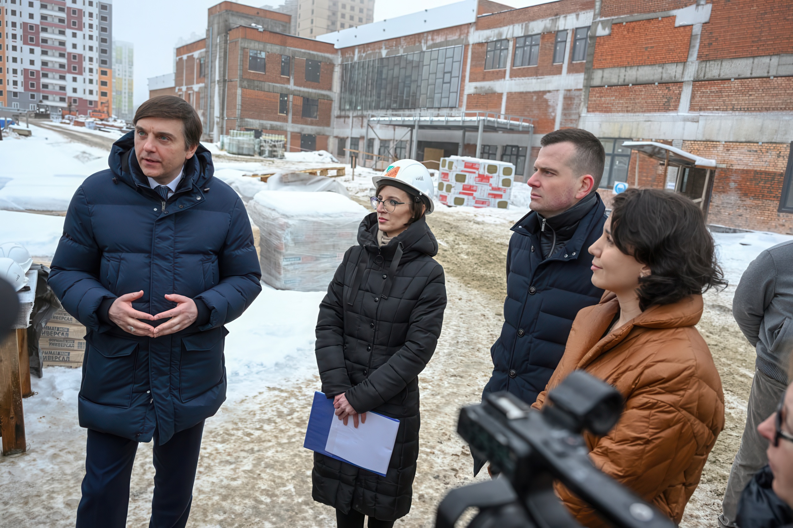 Первый звонок отложен, но стройка идёт